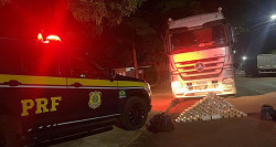 Motorista chama atenção e PRF encontra 102 quilos de pasta-base em caminhão