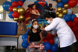 Ana Vitória, primeira criança vacinada contra a covid-19 em Dourados