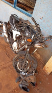 Moto completamente destruída (Imagem: Reprodução)