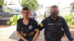 Veja o vídeo: ladrão abre algema e foge de delegacia