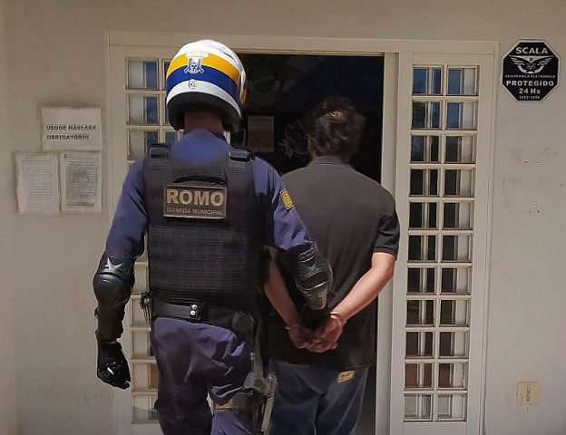 Preso pela Guarda, homem é conduzido à Delegacia da Mulher (Divulgação)