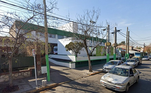Hospital em Hurlingham, na região de Buenos Aires, uma das unidades que está recebendo vítimas da cocaína envenenada (Imagem: Reprodução/Google Street View)