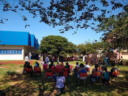 Secretaria distribuí cadeiras aos pais que aguardavam na fila (Imagem: Whatsaap)