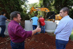 Laudir comemora retomada das obras de asfalto no Jardim Primavera