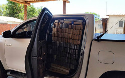 Motorista foge da polícia e abandona Hilux com 1.700 quilos de maconha