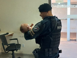 Policial com o bebê abandonado pelos pais (Imagem: Cido Costa)