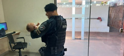 Policial com o bebê abandonado pelos pais (Imagem: Adilson Domingos)