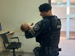 Policial com o bebê abandonado pelos pais (Imagem: Adilson Domingos)
