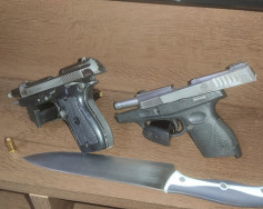 Armas encontradas com o acusado na noite desta segunda-feira (Imagem: Adilson Domingos)