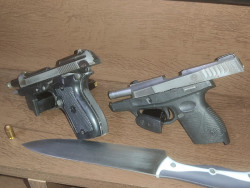 Armas encontradas com o acusado na noite desta segunda-feira (Imagem: Adilson Domingos)