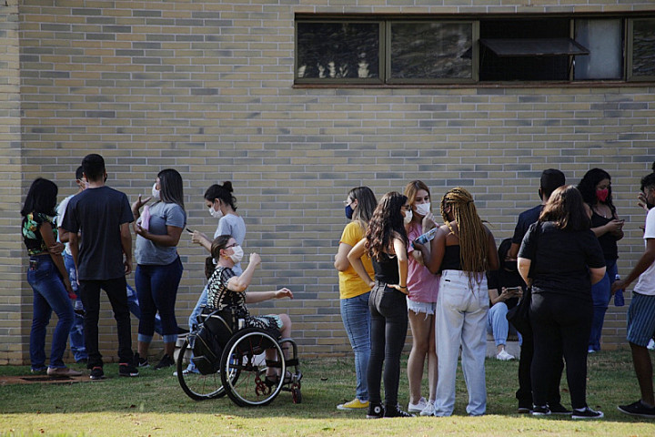 Alunos da UFGD no retorno às aulas presenciais nesta terça (Imagem: Ricardo Zanella)