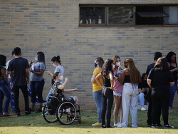 Alunos da UFGD no retorno às aulas presenciais nesta terça (Imagem: Ricardo Zanella)