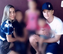 Mayra que está presa e Douglas (morto a facadas) com os 3 filhos do casal (Imagem: Reprodução)