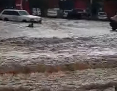Chuva forte nesta quarta alaga ruas, arrasta carro e morador em Ivinhema