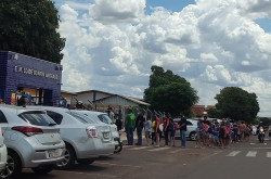 Primeiro dia de aula tem entrega de uniforme e fila para medir temperatura