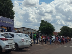 Primeiro dia de aula tem entrega de uniforme e fila para medir temperatura