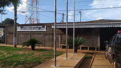 Mulher que tramou morte do marido com amante é levada para presídio