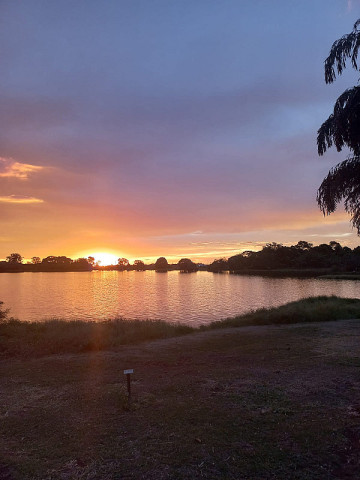 Pôr do sol em Dourados, onde neste final de semana a temperatura poderá chegar aos 39°C  (Imagem: Aliny Fernandes)