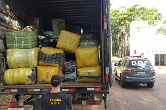 . Durante vistoria os policiais localizaram vários fardos dos produtos contrabandeados do Paraguai (Imagem: Assessoria/DOF)
