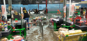 Temporal derruba árvores, alaga ruas e deixa parte de Dourados sem energia