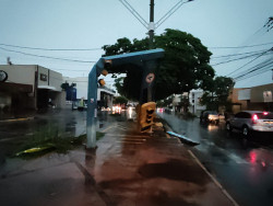 Tempestade deixou estragos em todos so pontos de Dourados (Imagem: Adalberto Domingos)