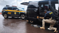 Polícia rodoviária prende sete pessoas com 250 quilos de droga em minivan