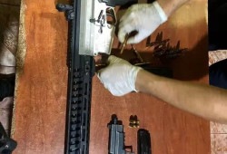 Prefeito foi flagrado com fuzil calibre 7,62 (Imagem: Reprodução)