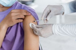 Menos de 4 entre 10 meninos tomam duas doses de vacina contra HPV