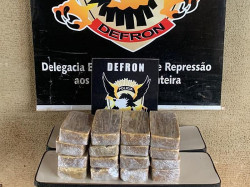 Dupla de moto vê polícia e joga na rua caixa com pasta-base de cocaína