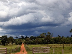 A aproximação de uma frente fria associada a outros sistemas deixa o tempo instável (Imagem: Subcom)