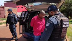 Homem que matou pai e queimou corpo é levado para penitenciária