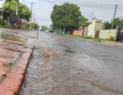 Chuva rápida alaga ruas na região sul de Dourados, mas calorão continua