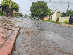 Chuva rápida alaga ruas na região sul de Dourados, mas calorão continua