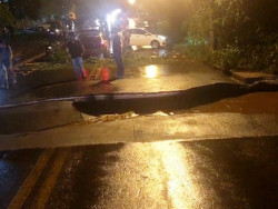 Asfalto desmorona no Laranja Doce e interdita totalmente a Hayel Bon Faker