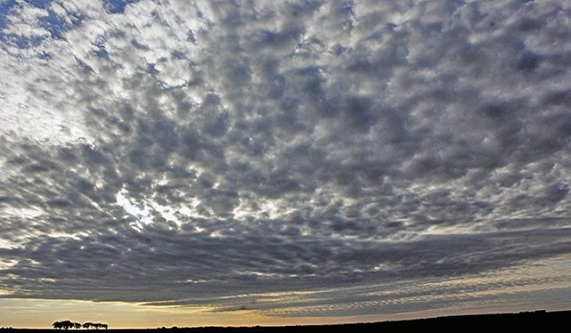 A previsão do Centro de Monitoramento do Tempo e do Clima para esta segunda-feira (21) indica sol com variação de nebulosidade e chance de pancadas isoladas de chuva (Imagem: Subcom)