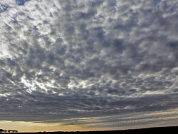 A previsão do Centro de Monitoramento do Tempo e do Clima para esta segunda-feira (21) indica sol com variação de nebulosidade e chance de pancadas isoladas de chuva (Imagem: Subcom)