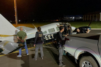 A Polícia Federal efetuou a apreensão da droga e prisão do piloto após a aeronave sem plano de voo ser escoltada pela FAB (Imagem: Assessoria/PF)