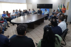 Alan reafirma compromisso para piso de 20h, mas professores mantêm greve