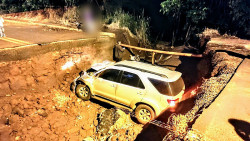 Carro de luxo cai na cratera aberta pelas fortes chuvas em Dourados (Imagem: WhatsApp