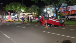 Carros batem em cruzamento da Marcelino e duas pessoas ficam feridas