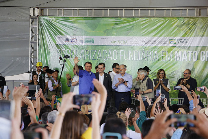 No Distrito de Itamarati, Bolsonaro entrega escrituras para assentados (Imagem: Campo Grande News)