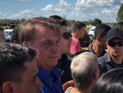 Bolsonaro pousa de surpresa em Antônio João e come pastel com tubaína