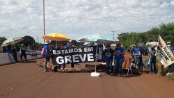 Professores em greve fecham a MS-156 (Imagem: WhatSapp)