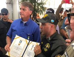 Bolsonaro recebe Medalha Águia da Fronteira, do DOF