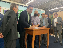 Alan assina termo que aumenta repasse de dinheiro para saúde de Dourados