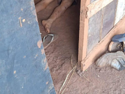 Corpo encontrado dentro de casa na aldeia Bororó em Dourados (Imagem: WhatsApp)