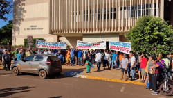 Ex-funcionários da São Fernando protestam no Fórum para receber indenização