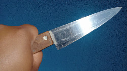 Homem é esfaqueado pela esposa após bebedeira