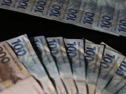 Em fevereiro, o salário médio de admissão dos trabalhadores com carteira assinada caiu a R$ 1.878,66, remuneração 3,15% menor do que a de janeiro (Imagem: Reprodução)