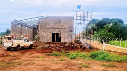 Trabalhadores afastavam andaime quando aconteceu o acidente elétrico (Imagem: Ribeiro Júnior)